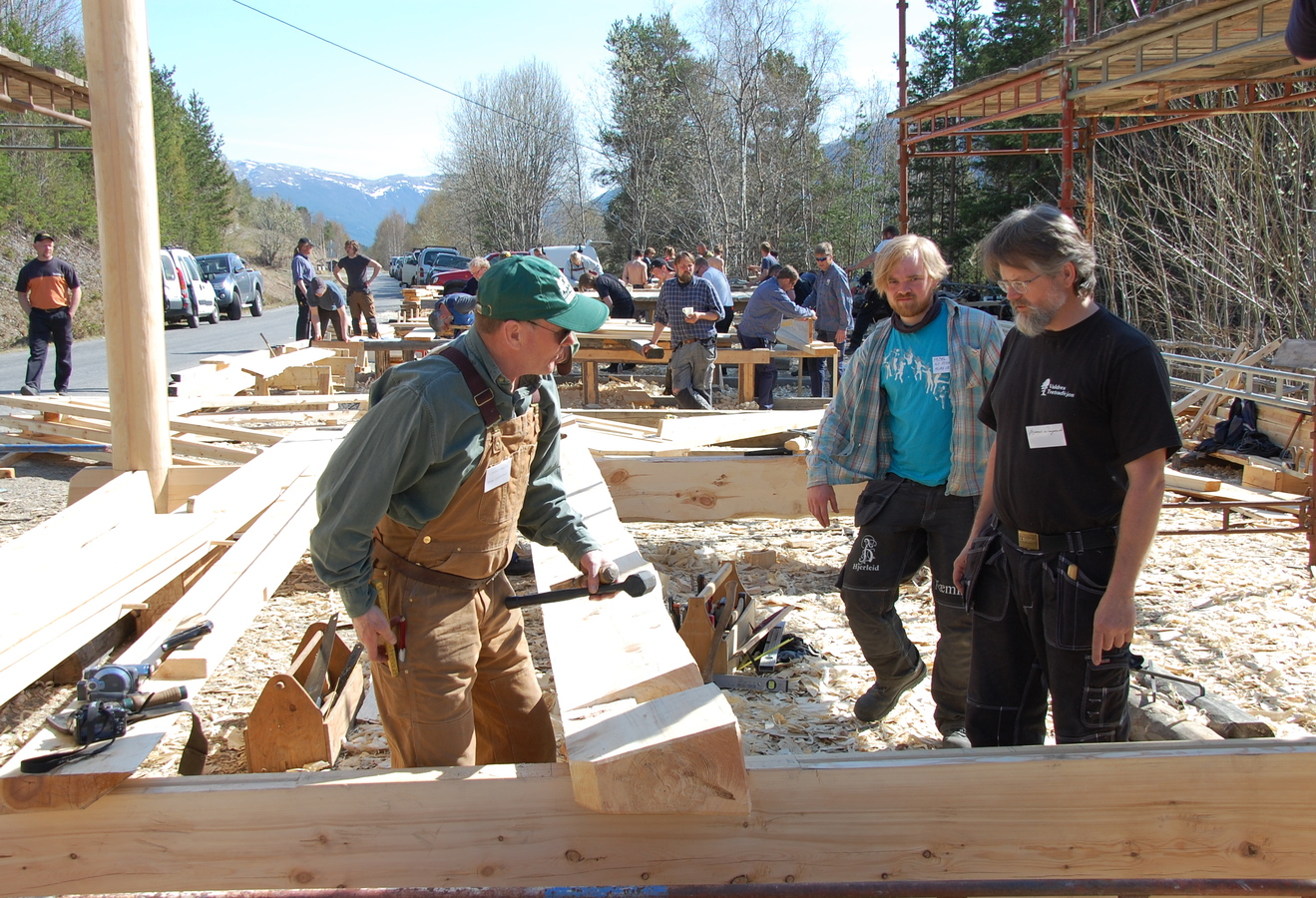 Lafting av bunnstokker til et hus, foto Hjerleid