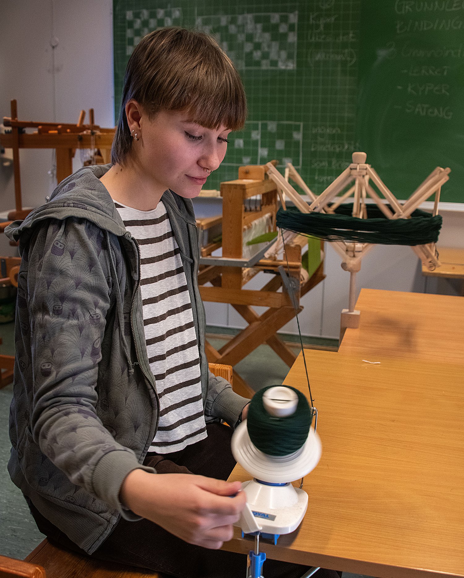 Spinning av ull på rokk, foto Bård Bårdløkken